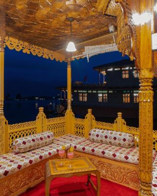 Dilnaaz group of houseboats