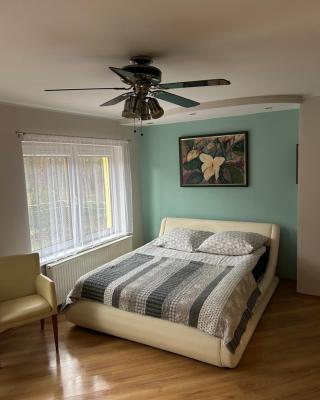 Pokój z łazienka i balkonem