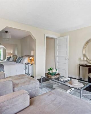 Hummingbird Haven Bed & Breakfast Luxury Suite With Terrace & Seasonal Lake Views Located in Historic Old Town Niagara-On-The-Lake