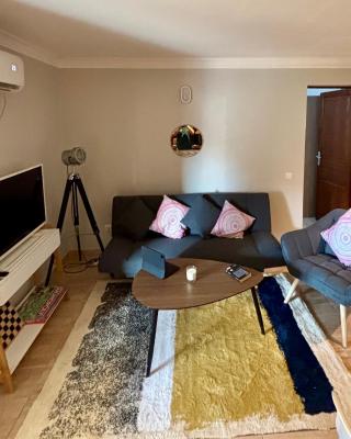 Cozy apartment with a relaxing terrace, 10 min from beaches and restaurants