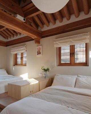 The Korean Traditional Hanok in Downtown Seoul for convenient public transportation - Seoul Ari