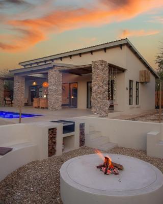 The Duchess Luxury Safari Villa, Close to KNP, Giraffe-Feeding-Tower, Bush-Bath, Boma