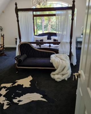 The Luxurious Manor - Very Large Bedroom with Private Ensuite