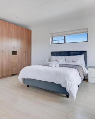 Spacious Room with Balcony, Mountain Views, Modern Bathroom Tub and Shower and WiFi