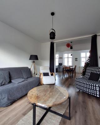 Entre les places, spacieux avec Parking Gratuit