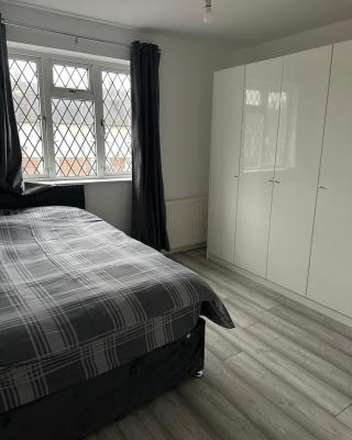 The Peacock House 7 mins from Luton airport