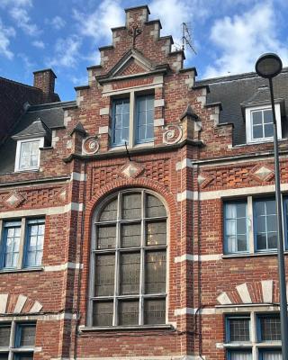 Equilibrium Family House by E