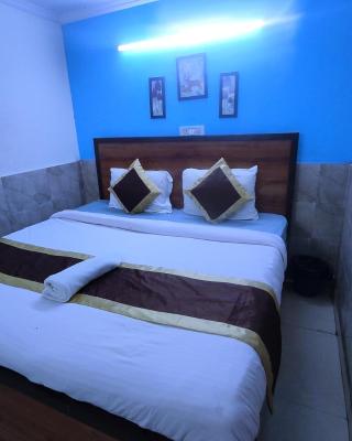 Hotel Moon Chanakyapuri Satya Niketan- Couple Friendly
