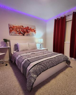 Ivory Staycation Suite with Free Street Parking, Shared kitchen and washroom
