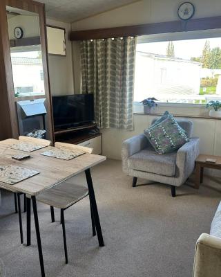 Homely 3 Bedroom Caravan in Cirencester