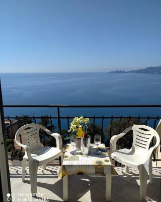 DAVANTI AL MARE, FRA PORTOFINO E LE 5 TERRE - IN FRONT Of THE SEA, BETWEEN PORTOFINO AND THE 5 TERRE