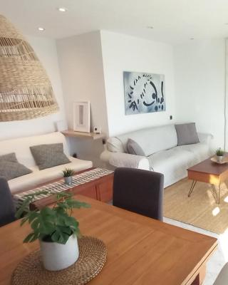 Bright apartment near the beach and Barcelona by train