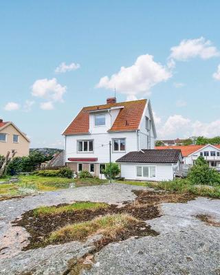 2 Bedroom Lovely Apartment In Kungshamn