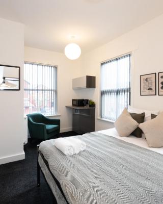 Private ensuite rooms with kitchen access by Irwell Stays