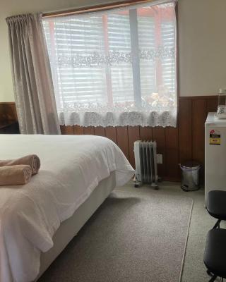 Affordable Double Room Walking Distance to Town