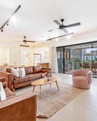 'Lady of the Lagoon' Spacious Waterfront Luxury
