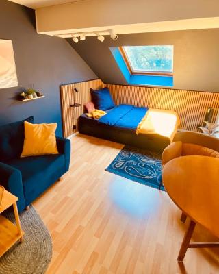 Modernes ruhiges Zimmer mit Ausblick ins Grüne