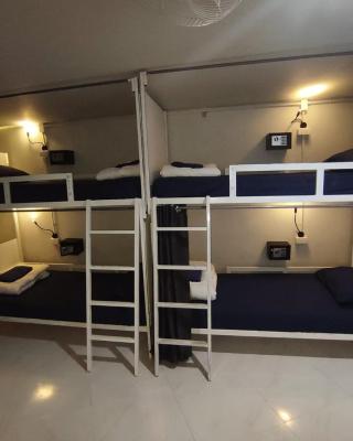 Babyshark Hostel - Loh Dalum Bay