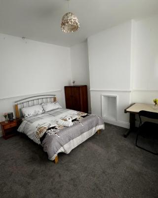 Double-Bedroom in the Heart of Salford Manchester GCSW6 Perfect for Short Stays