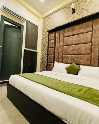 Hotel Wonderstar Affordable Stay Near Tajmahal - Inhouse Parking with Free 5g internet