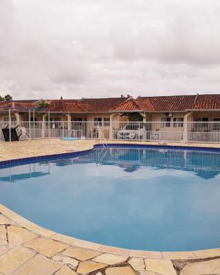 Casa em condomínio, com piscina, parquinho infantil, internet 500mb, ideal para família, garagem para 2 carros, com 2 quartos sendo 1 suíte, com Smart TV, 400m da PRAIA