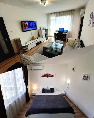 3 Rooms Apartment, Top Center, 1st Floor, AUBG, WiFi, PC i5 SSD, Tablet, AndroidMiTvBox, 3 LED TVs 200 Channels, Long Terrace, Self-Easy-Late Check-in, Stay Before Greece