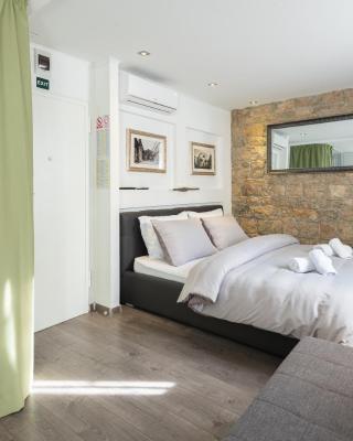 ROKOS SUPERIOR DOWNTOWN ROOMS - comfortable rooms with private bathrooms - perfect location for exploring Diocletian's Palace and the gastronomy of Split within walking distance
