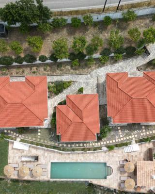 Lorraine's Cottage Style Studios, swimming pool and bbq only for guests