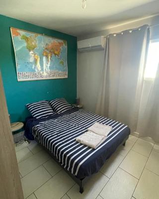 Chambre lit double à 3 mins à pied du Lagon Salines les bains