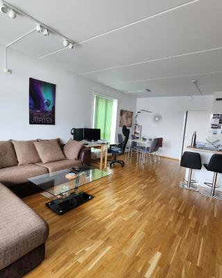 The Arctic Edge - Modern Seaside Apartment with Host in Central Tromsø