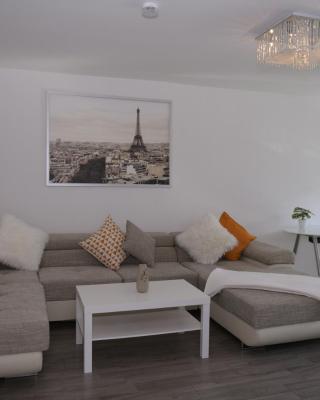 Helle, Ruhige, Moderne Wohnung, 5 min zu Fa GROB