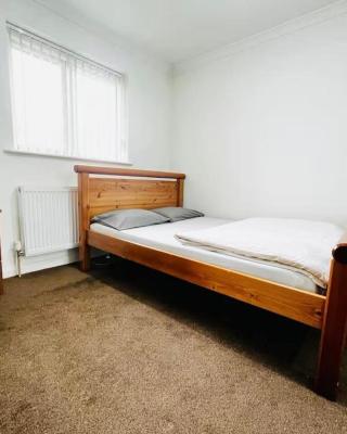 best place in luton-M, free-parking, no-kitchen