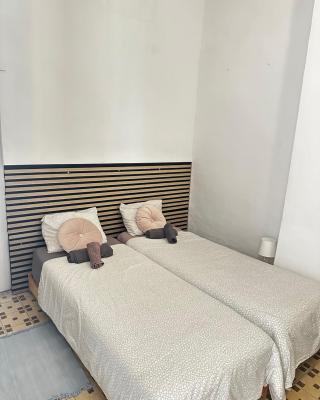 1- Habitación interior con aire acondicionado y con baño independiente