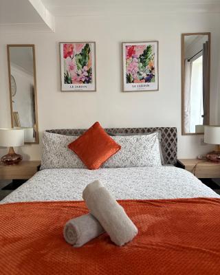 Luton Lodge - Newly Renovated Ideal for Short Stay, Close to Airport Train Station, Free Parking off street , Luxury Comfort in Low Price