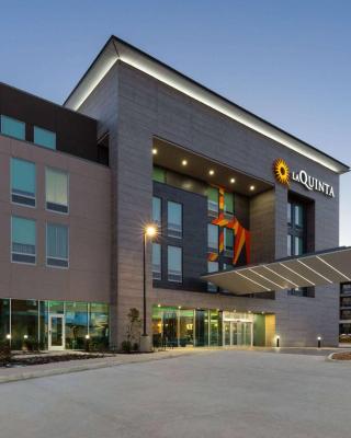 La Quinta Inn & Suites by Wyndham San Antonio at the RIM