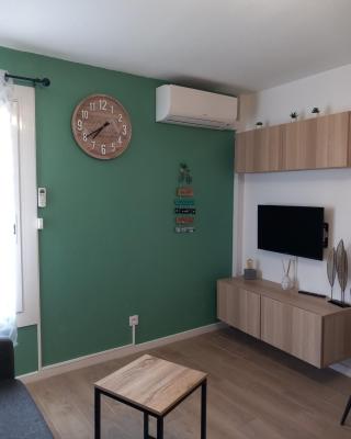 Studio climatisé avec une place de parking et classé 2 étoiles à la Faviére