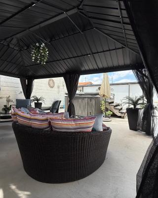 Tiny place w private hot jacuzzi 7 min to Miami international airport