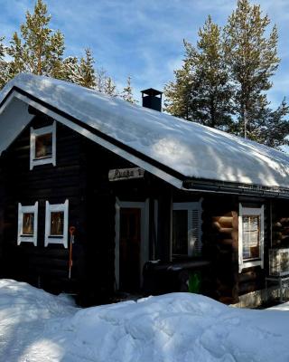 Ruska 2, Ylläs, Äkäslompolo, Lapland - Log Cabin with Lake and Fell Scenery