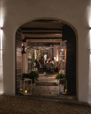 Uve Rooms & Wine Bar