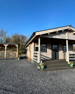 LITTLE ROCK RETREAT Log Cabin with Hot Tub