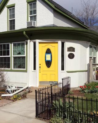 Charming Studio Apartment in the Heart of Golden