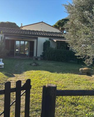 Casa "Ale" con piscina comune e bellissimo giardino a 5 minuti dal mare
