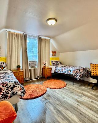 Private room with two twin beds air conditioning and shared bathrooms located near SeaTac Airport and Downtown Seattle