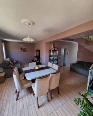 Quarto confortável com banheiro privativo em aconchegante residência