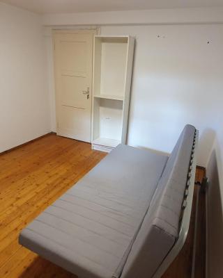 Cosy Private room with free Gated Parking