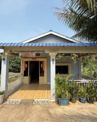 Family Bambootrain Homestay