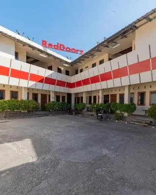 RedDoorz near Pasar Pagi 2 by Cassana