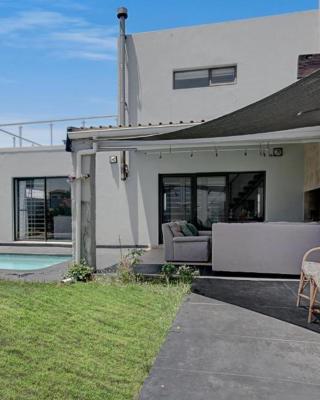 Cheap Affordable Self-Catering Double Room with Pool, WiFi and Braai