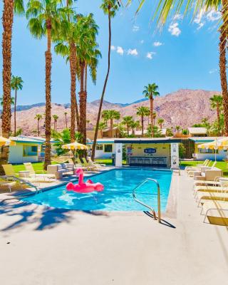 A PLACE IN THE SUN Hotel - ADULTS ONLY Big Units, 24h Heated Pool & Spa in 1 Acre Park Prime Location, DOG Friendly, TOP Midcentury Modern Boutique Hotel