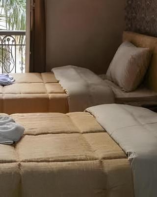MBZ - Pretty Sharing Room